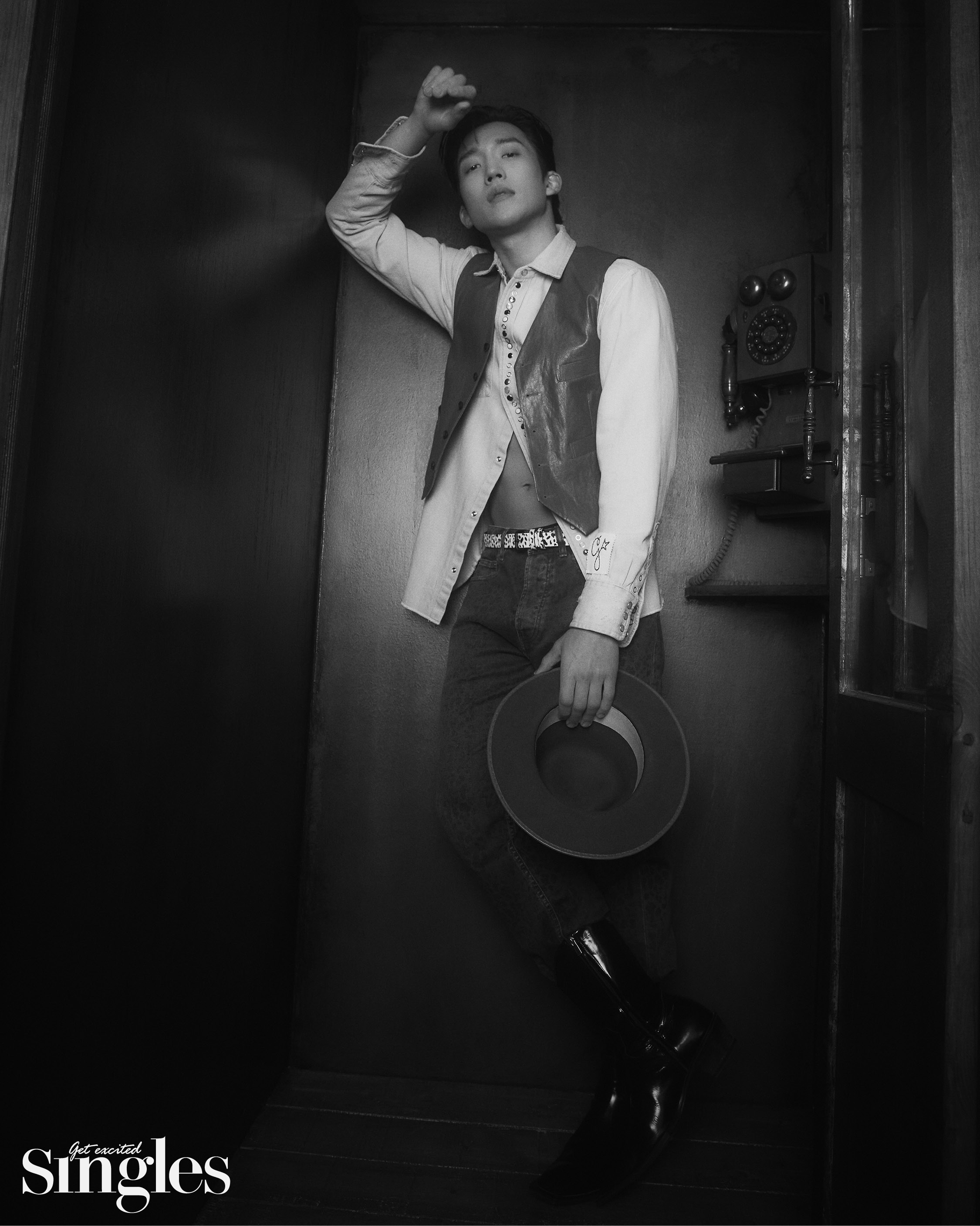 이상이가 골든구스의 데님 셔츠와 팬츠, 르메테크의 가죽 베스트, 쑈우레슈어의 블랙 웨스턴 부츠, 블레숑의 페도라를 착용하고 촬영한 싱글즈 화보